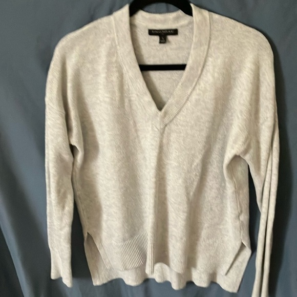 Banana Republic- Grayish/Whitish V-neck High/Low sweater- oversized- S - Picture 1 of 16